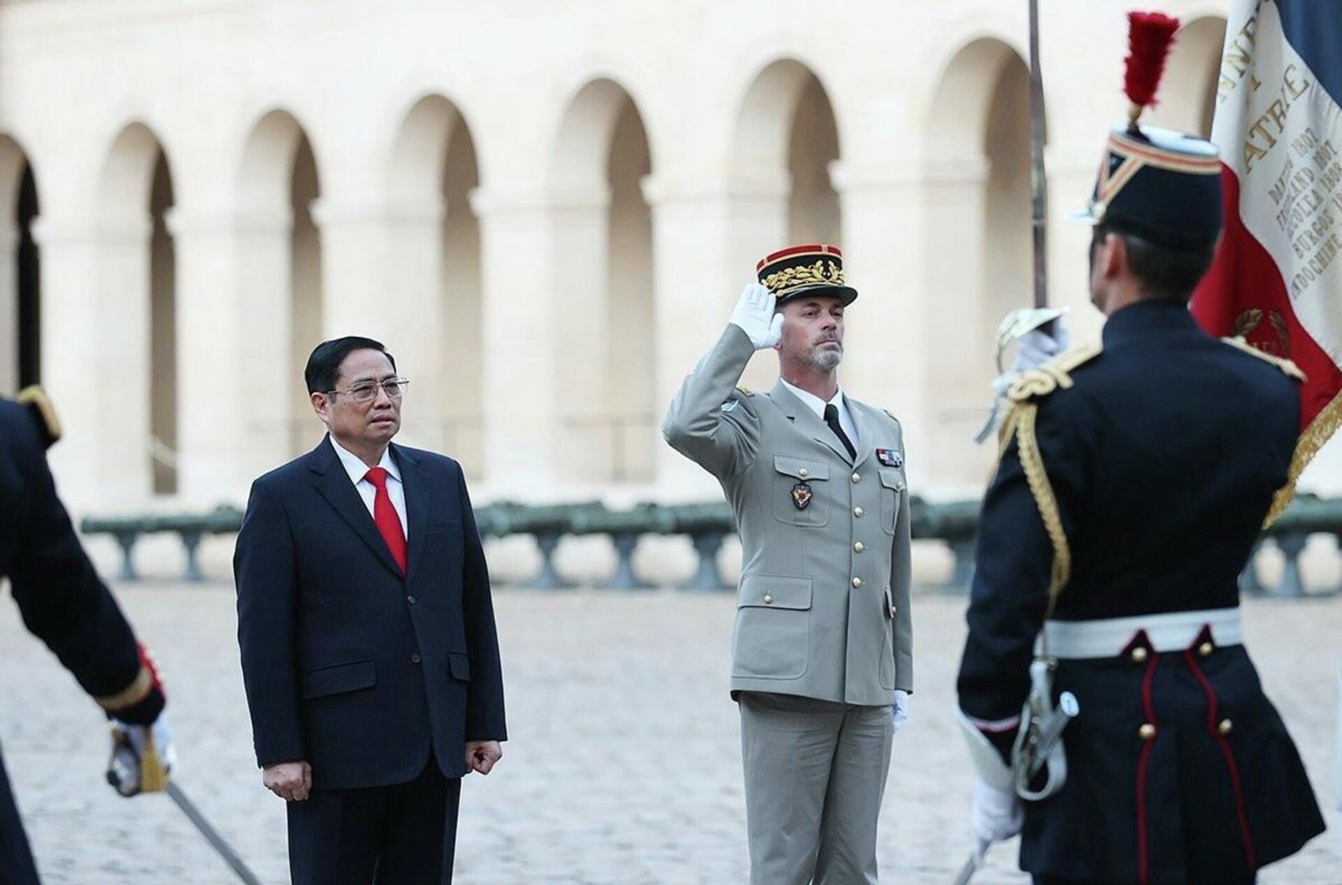 Thủ tướng Phạm Minh Chính duyệt Đội danh dự tại Lễ đón chính thức tại Pháp - Sputnik Việt Nam, 1920, 04.11.2021