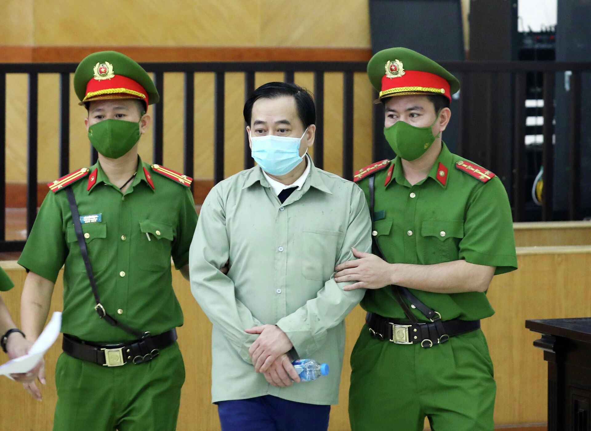 Lực lượng chức năng dẫn giải bị cáo Phan Văn Anh Vũ đến phiên tòa xét xử. - Sputnik Việt Nam, 1920, 05.11.2021