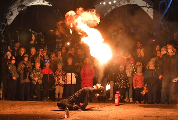 Màn biểu diễn với lửa trong lễ hội Halloween ở công viên giải trí «Dreamland» ở Minsk - Sputnik Việt Nam