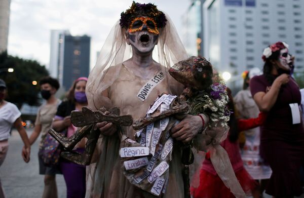 Người phụ nữ tham gia hoạt động «Diễu hành Katrina» phản đối nạn giết người và bạo hành phụ nữ ở Mexico City, Mexico - Sputnik Việt Nam