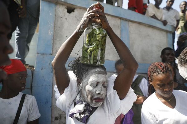 Người phụ nữ tham dự lễ tôn vinh tinh thần Voodoo của Nam tước Samedi và Gede tại Nghĩa trang Quốc gia ở Port-au-Prince, Haiti - Sputnik Việt Nam