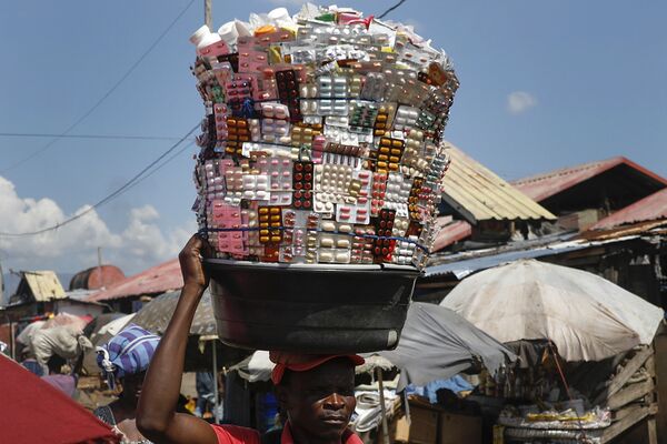 Người bán hàng rong mang thuốc ra chợ Croix des Bosalles ở Port-au-Prince, Haiti - Sputnik Việt Nam