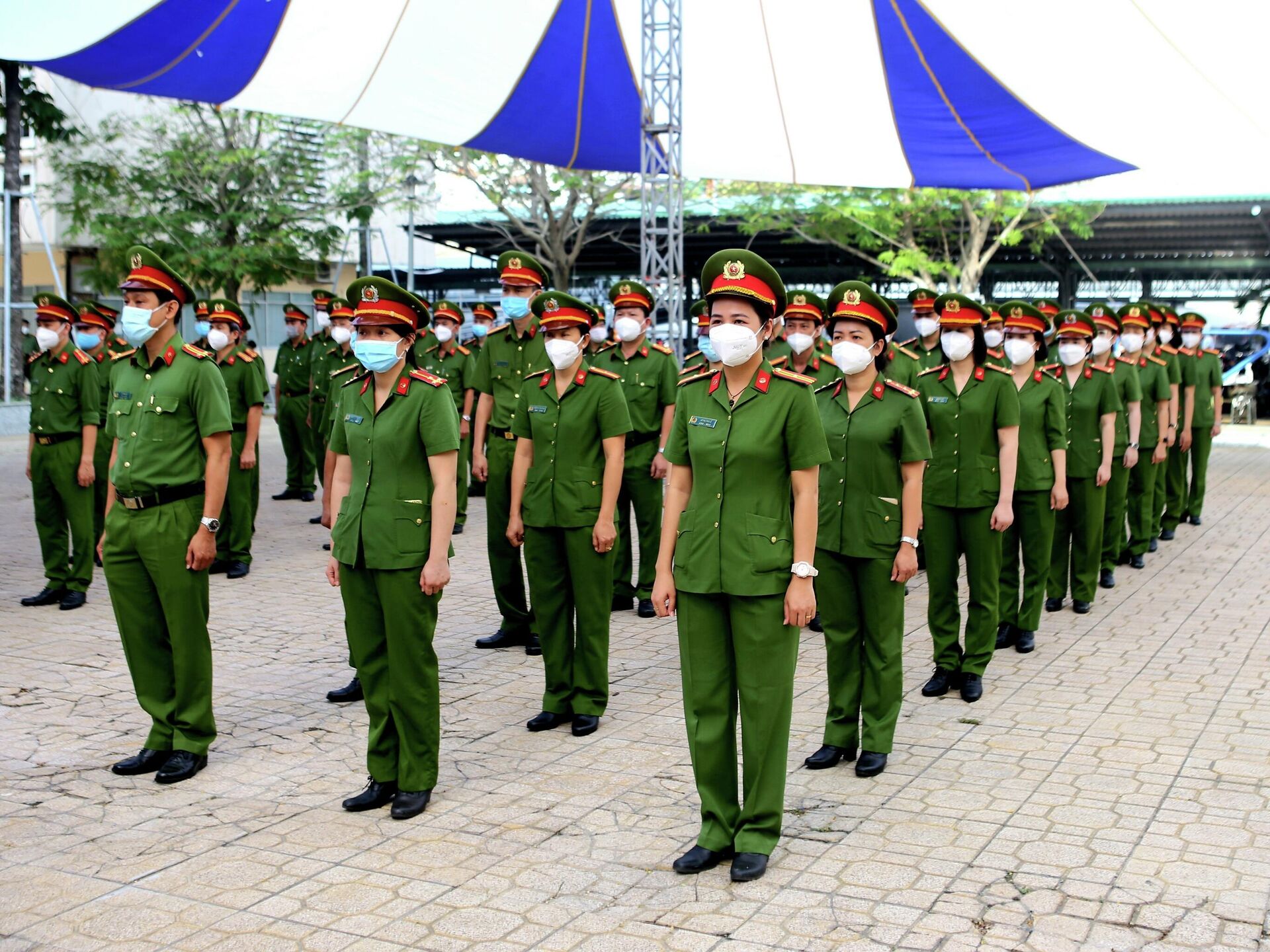Cán bộ chiến sỹ thuộc các đơn vị nghiệp vụ hỗ trợ lực lượng Cảnh sát quản lý hành chính về trật tự xã hội trong cao điểm đợt 2 cấp căn cước công dân. - Sputnik Việt Nam, 1920, 05.11.2021