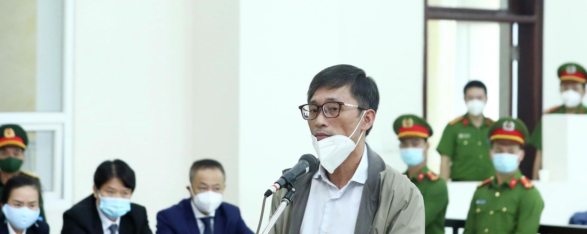 Bị cáo Nguyễn Duy Linh trả lời các câu hỏi của Hội đồng xét xử và đại diện Viện Kiểm sát tại phiên tòa. - Sputnik Việt Nam, 1920, 06.11.2021