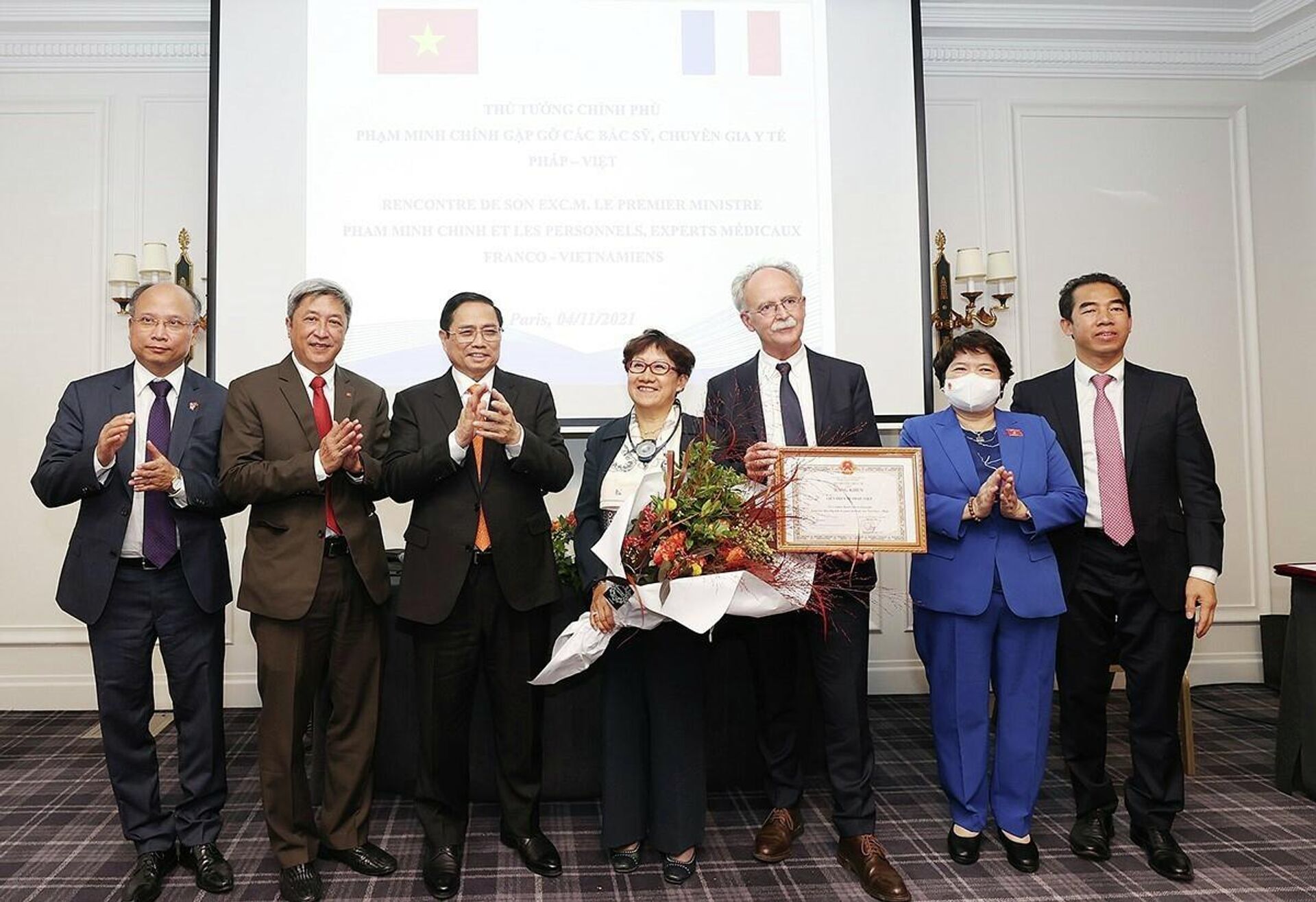 Thủ tướng Phạm Minh Chính với đại diện Liên hội Y tế Pháp-Việt được nhận bằng khen của Bộ Y tế. - Sputnik Việt Nam, 1920, 05.11.2021