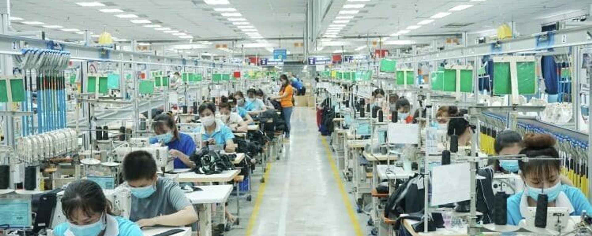 Công nhân trở lại nhà máy làm việc tại TNHH may mặc Bowker Việt Nam (Khu công nghiệp Đồng An 1, thành phố Thuận An, tỉnh Bình Dương) - Sputnik Việt Nam, 1920, 09.11.2021