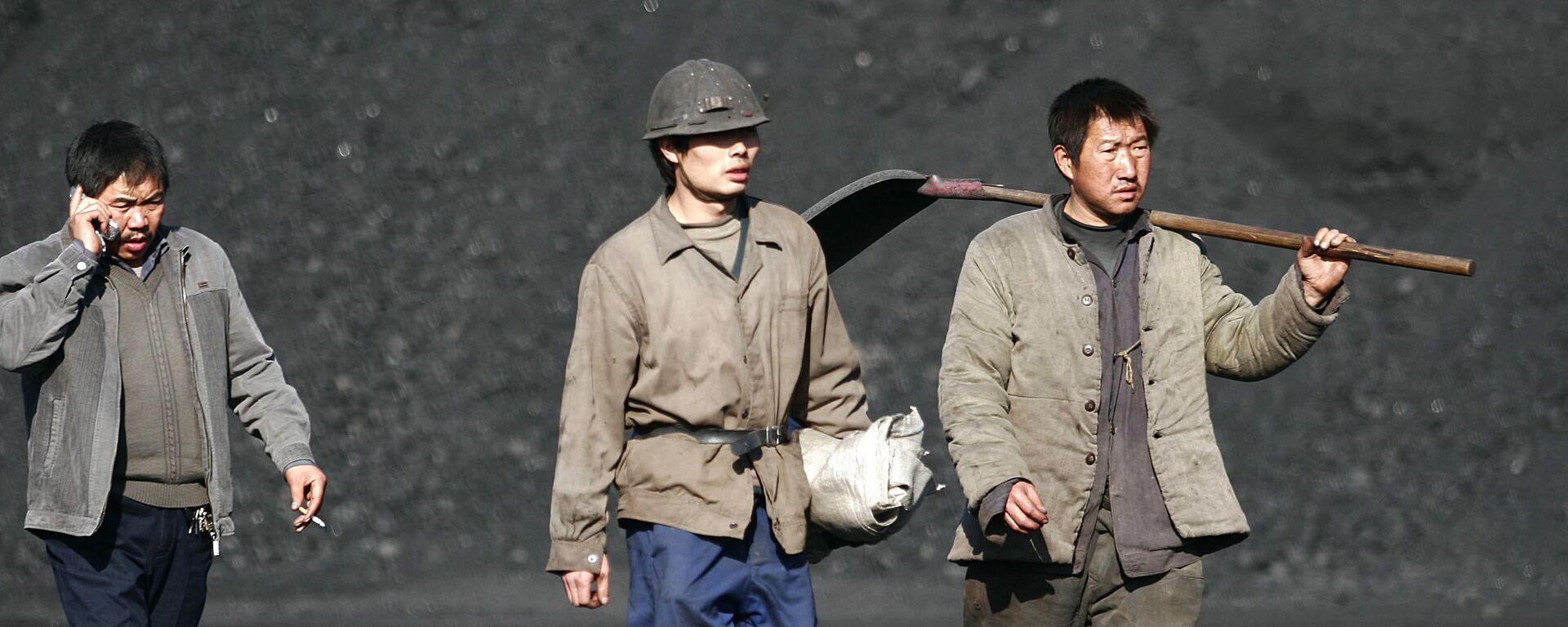 Những người thợ mỏ Trung Quốc đi ngang qua mỏ than Baiyi ở thành phố Mitsuan. - Sputnik Việt Nam, 1920, 10.11.2021