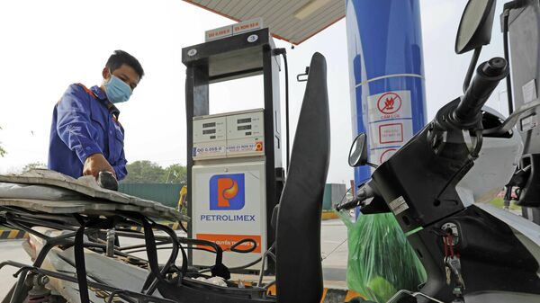 Mua bán xăng tại cửa hàng bán lẻ xăng, dầu Petrolimex - Sputnik Việt Nam