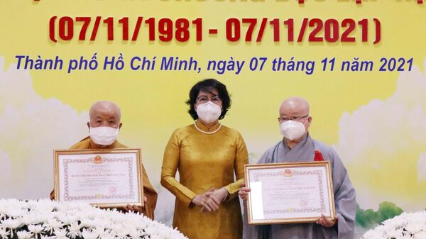 Bà Tô Thị Bích Châu (ở giữa) Chủ tịch Ủy ban MTTQ TP.HCM - Sputnik Việt Nam