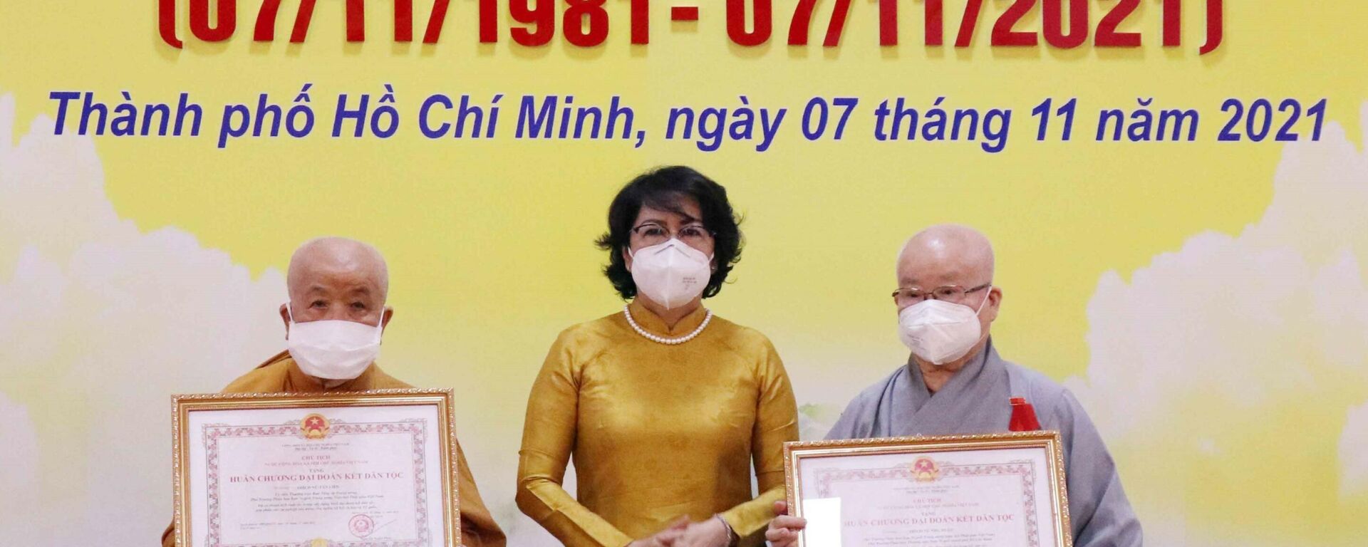 Bà Tô Thị Bích Châu (ở giữa) Chủ tịch Ủy ban MTTQ TP.HCM - Sputnik Việt Nam, 1920, 10.11.2021