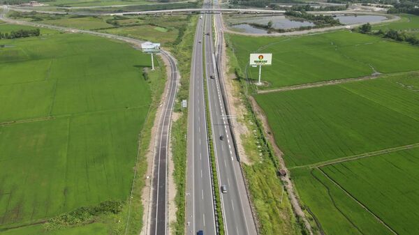 Đường 319 nối dài và nút giao với cao tốc Thành phố Hồ Chí Minh - Long Thành - Dầu Giây nhìn từ trên cao - Sputnik Việt Nam