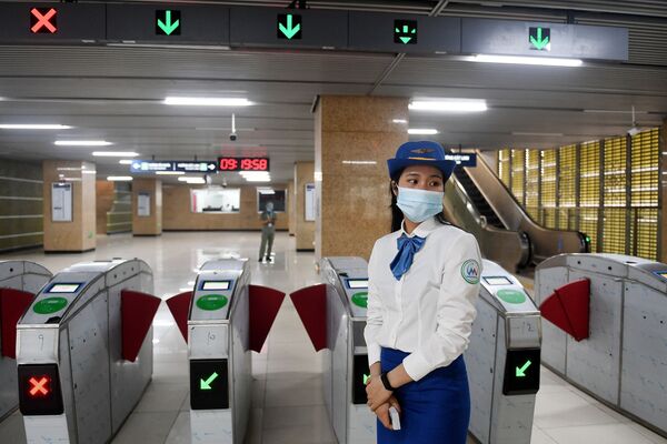 Nhân viên tại cổng ga tàu điện trên cao đường Láng, Hà Nội - Sputnik Việt Nam