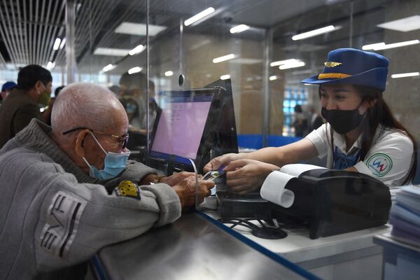 Người đàn ông lớn tuổi mua vé tàu điện trên cao đầu tiên của Việt Nam ở Hà Nội, Việt Nam - Sputnik Việt Nam