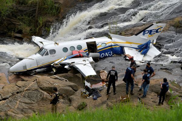 Những mảnh vỡ của chiếc máy bay rơi trong tai nạn với nữ ca sĩ Brazil Marilia Mendonca, Brazil - Sputnik Việt Nam