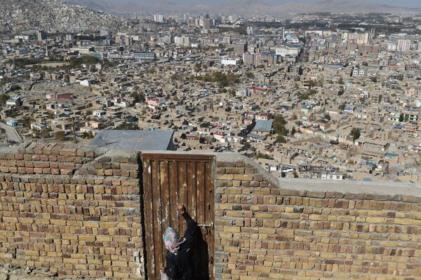 Nhân viên y tế đánh dấu cửa ngôi nhà sau khi tiêm vaccine ở Kabul, Afghanistan - Sputnik Việt Nam