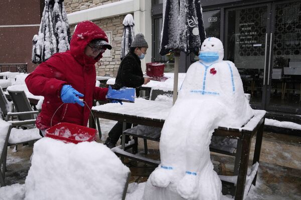 Các nhân viên nhà hàng đắp người tuyết ở Bắc Kinh, Trung Quốc - Sputnik Việt Nam