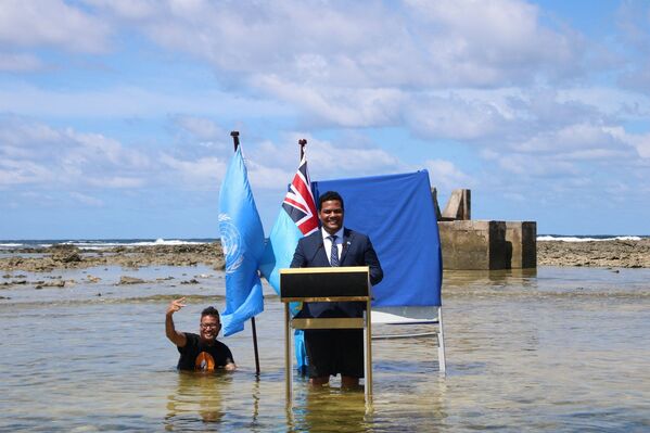 Bộ trưởng Bộ Tư pháp, Truyền thông và Ngoại giao Tuvalu Simon Kofe đưa ra tuyên bố COP26 khi đứng dưới nước đại dương - Sputnik Việt Nam