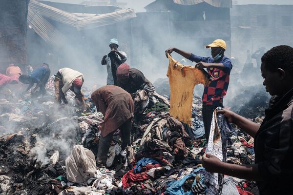 Các thương nhân dọn đống đổ nát tại khu chợ bán quần áo cũ bị thiêu rụi ở Nairobi, Kenya - Sputnik Việt Nam