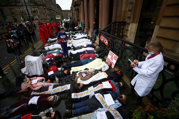 Các nhà hoạt động của Extinction Rebellion trong cuộc biểu tình ở Glasgow khi đang diễn ra Hội nghị về Biến đổi Khí hậu của Liên Hợp Quốc (COP26) ở Glasgow, Scotland - Sputnik Việt Nam