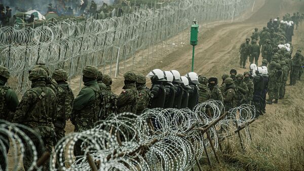 Quân cảnh Ba Lan đứng gác ở biên giới Ba Lan và Belarus gần Kuznica, Ba Lan - Sputnik Việt Nam