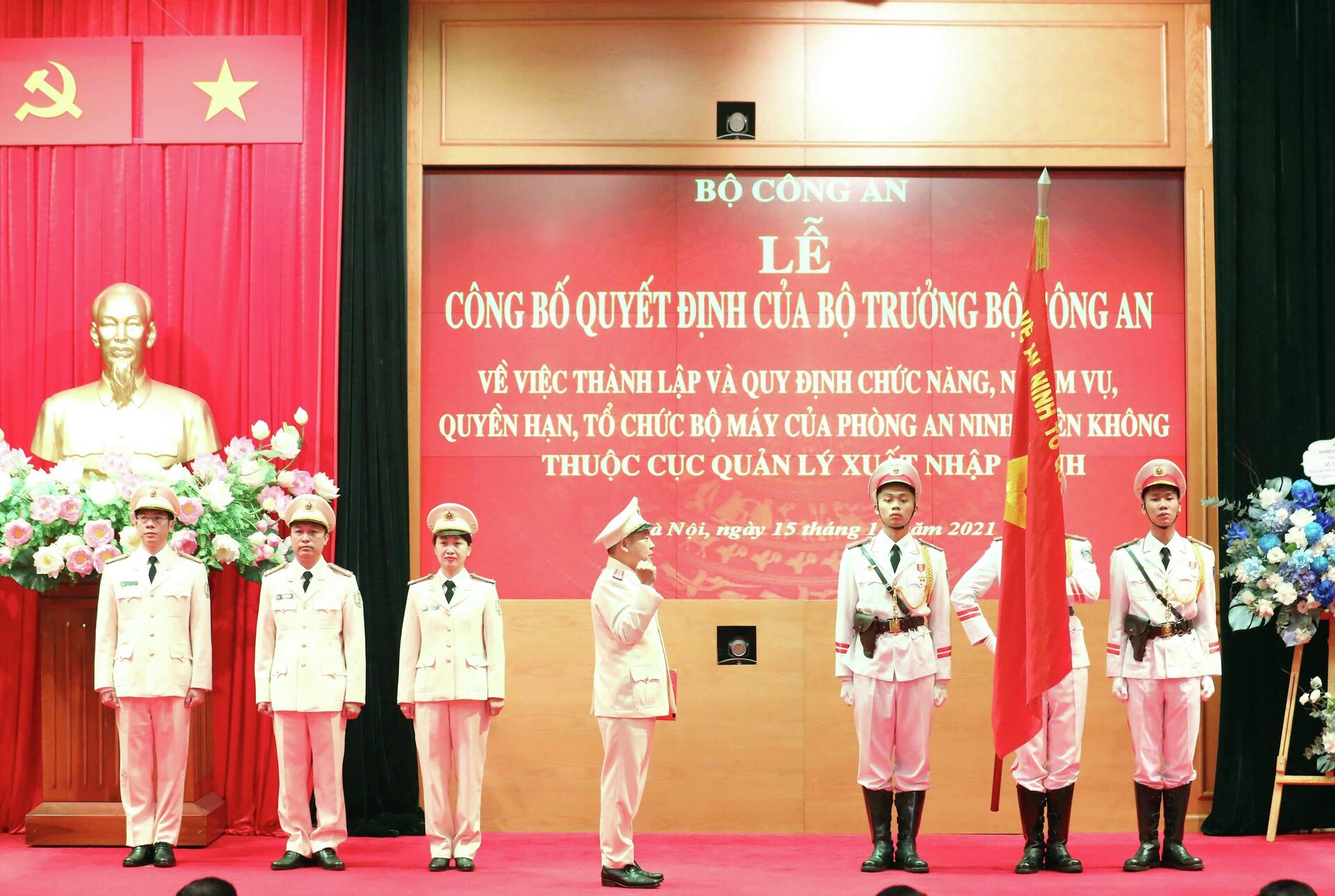 Trung tá Phan Huy Văn, Trưởng phòng An ninh trên không thực hiện nghi lễ tuyên thệ nhận nhiệm vụ. - Sputnik Việt Nam, 1920, 15.11.2021