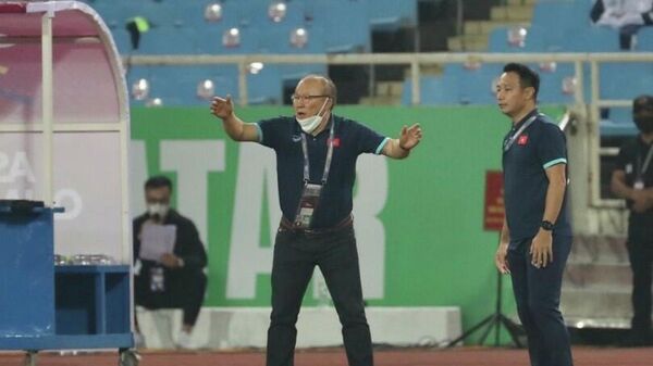 Huấn luyện viên trưởng đội tuyển Việt Nam Park Hang-seo chỉ đạo các cầu thủ trong sân - Sputnik Việt Nam