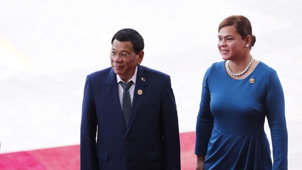 Tổng thống Philippines Rodrigo Duterte và con gái Sarah tại buổi khai mạc Diễn đàn Boao châu Á (BFA) ở tỉnh Hải Nam, Trung Quốc - Sputnik Việt Nam