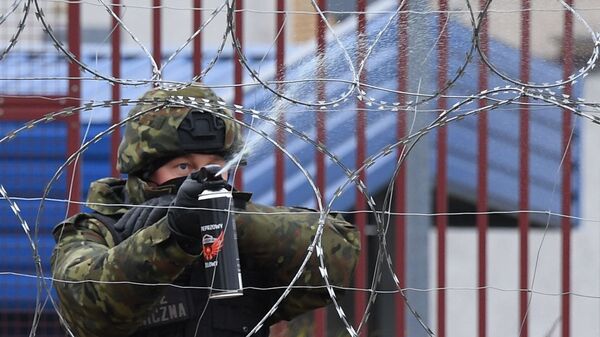 Người lính Ba Lan rải thiết bị đặc biệt tại hàng rào thép gai ở biên giới Belarus-Ba Lan - Sputnik Việt Nam