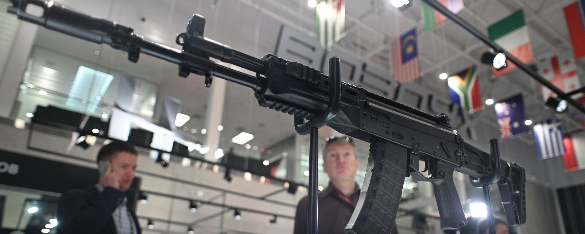 Súng trường tấn công Kalashnikov AK-12 tại triển lãm vũ khí của Diễn đàn kỹ thuật-quân sự quốc tế Army-2021 ở công viên quân sự-yêu nước Patriot ở Kubinka, Moscow. - Sputnik Việt Nam, 1920, 12.01.2023