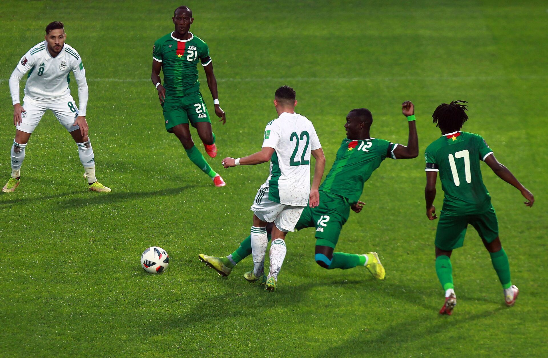 Các đội tuyển quốc gia của Algeria và Burkina Faso trong vòng loại bảng A FIFA World Cup 2022 tại Blida, Algeria - Sputnik Việt Nam, 1920, 17.11.2021