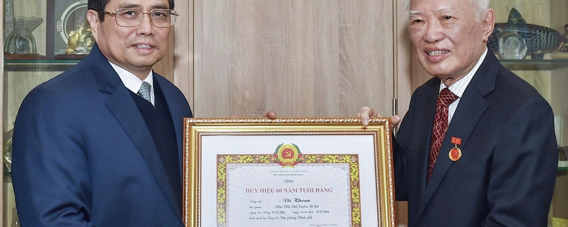 Thủ tướng Phạm Minh Chính trao Huy hiệu 60 năm tuổi Đảng cho nguyên Phó Thủ tướng Vũ Khoan - Sputnik Việt Nam, 1920, 18.11.2021