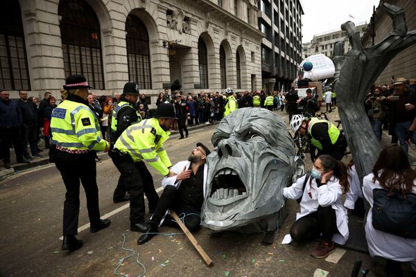 Các nhà hoạt động Extinction Rebellion biểu tình phản đối dọc tuyến đường diễu hành trong buổi biểu diễn của Lord Mayor ở London, Vương quốc Anh - Sputnik Việt Nam