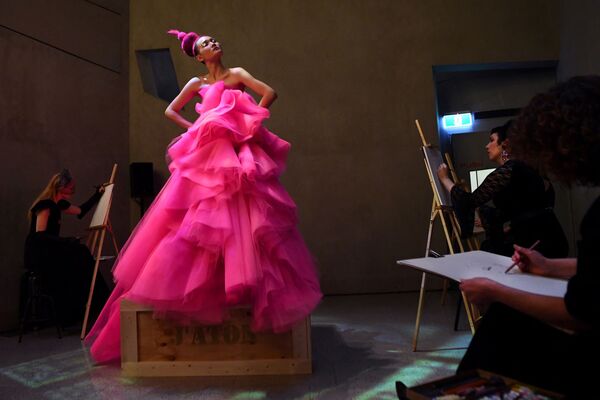 Người mẫu trình diễn trang phục của nhà thiết kếÚc J&#x27;Aton trong Tuần lễ thời trang Melbourne - Sputnik Việt Nam