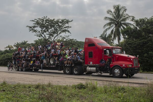 Người di cư được vận chuyển trên giàn xe kéo ở Jesus Carranza, Mexico - Sputnik Việt Nam