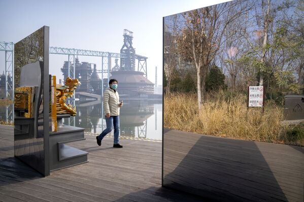 Du khách đi ngang qua những tấm gương trong tác phẩm sắp đặt trong công viên ở Bắc Kinh. - Sputnik Việt Nam