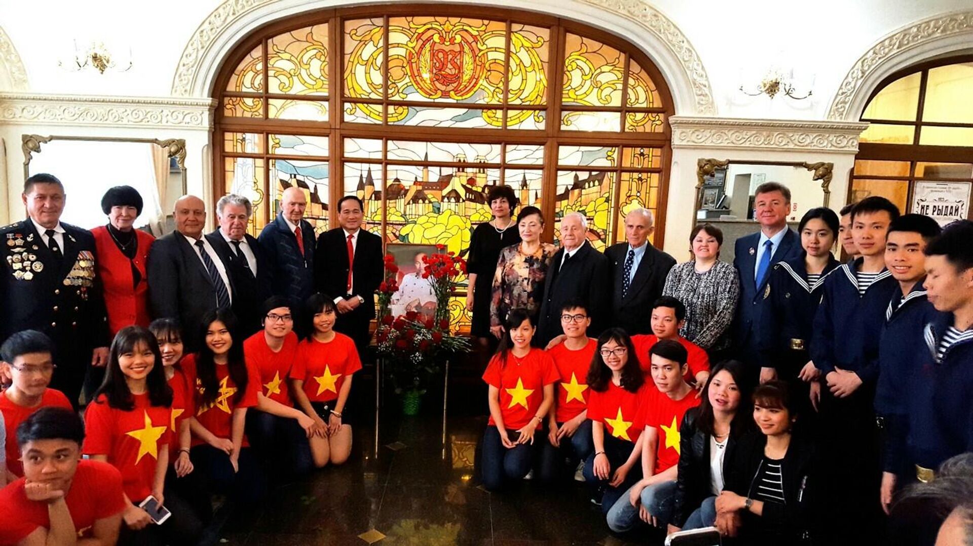 Cựu chiến binh Nga và sinh viên Việt Nam tại khách sạn Versailles nơi Hồ Chí Minh từng ở khi đến Vladivostok - Sputnik Việt Nam, 1920, 19.11.2021