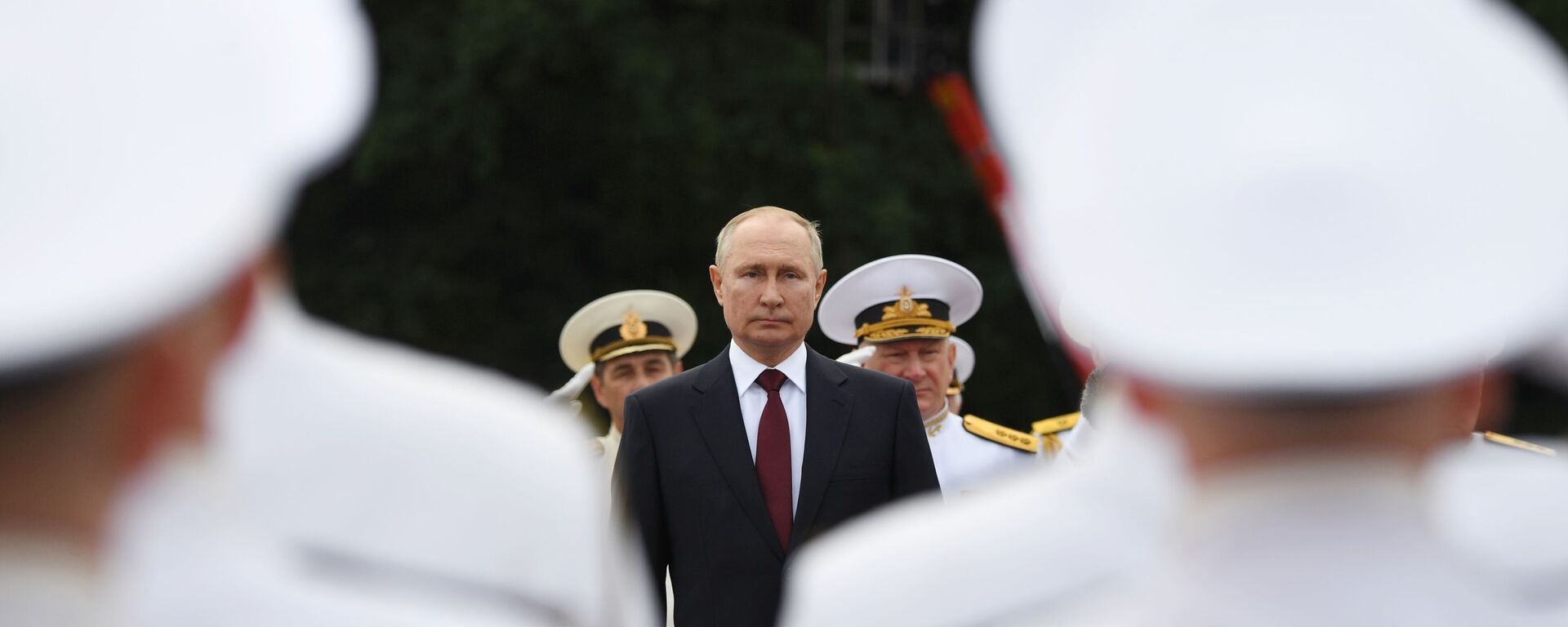Tổng tư lệnh tối cao Nga Vladimir Putin tại Lễ duyệt binh nhân kỷ niệm Ngày thành lập Hải quân Nga - Sputnik Việt Nam, 1920, 21.11.2021