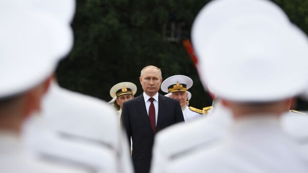 Tổng tư lệnh tối cao Nga Vladimir Putin tại Lễ duyệt binh nhân kỷ niệm Ngày thành lập Hải quân Nga - Sputnik Việt Nam