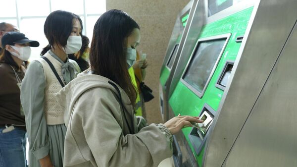 Các máy bán thẻ tự động được bố trí ở tất cả các ga, thuận tiện cho hành khách mua vé. - Sputnik Việt Nam