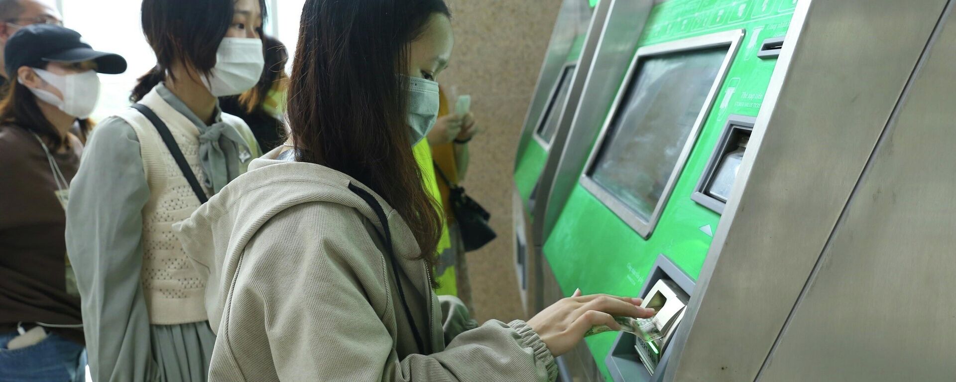 Các máy bán thẻ tự động được bố trí ở tất cả các ga, thuận tiện cho hành khách mua vé. - Sputnik Việt Nam, 1920, 21.11.2021