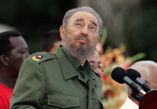 Chủ tịch Cuba Fidel Castro nhìn bầu trời trong thời gian phát biểu ở Bayamo, 2006 - Sputnik Việt Nam