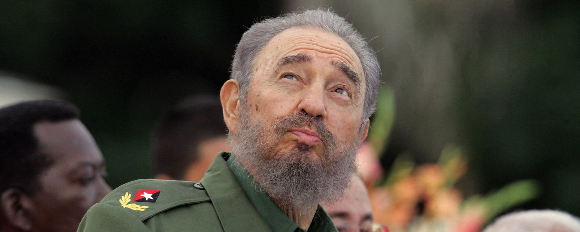 Chủ tịch Cuba Fidel Castro nhìn bầu trời trong thời gian phát biểu ở Bayamo, 2006 - Sputnik Việt Nam, 1920, 25.11.2021