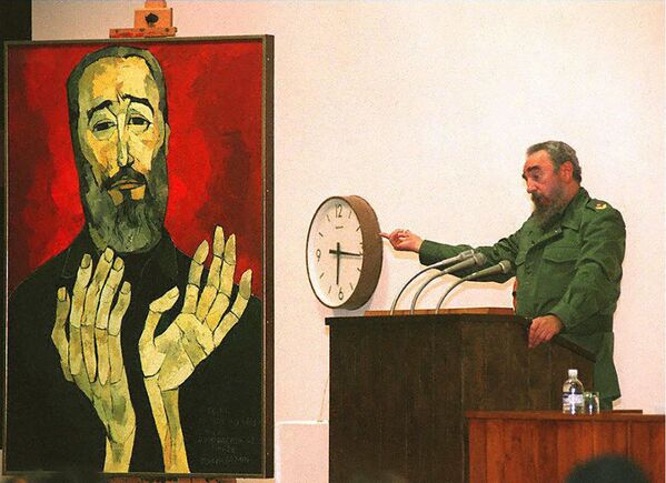 Chủ tịch Cuba Fidel Castro phát biểu, bên cạnh là bức chân dung của ông ở Havana, 1996 - Sputnik Việt Nam