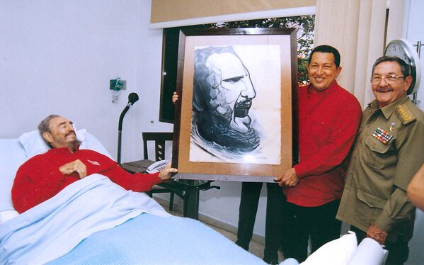 Chủ tịch Cuba Fidel Castro và Tổng thống Venezuela Hugo Chavez với bức chân dung của ông khi đến thăm bệnh viện nơi Castro đang hồi phục sau cuộc phẫu thuật vào ngày 13 tháng 8 năm 2006 - Sputnik Việt Nam