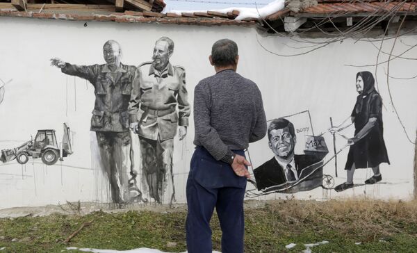 Chân dung lãnh tụ Cuba Fidel Castro và Tổng thống Mỹ John F. Kennedy tại làng Staro Zhelezare, Bulgaria, 2016 - Sputnik Việt Nam
