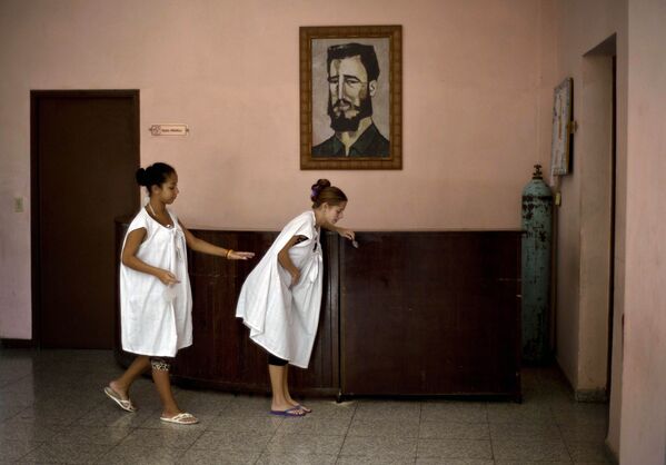 Phụ nữ mang thai dưới chân dung Fidel Castro tại bệnh viện ở Havana, 2014 - Sputnik Việt Nam