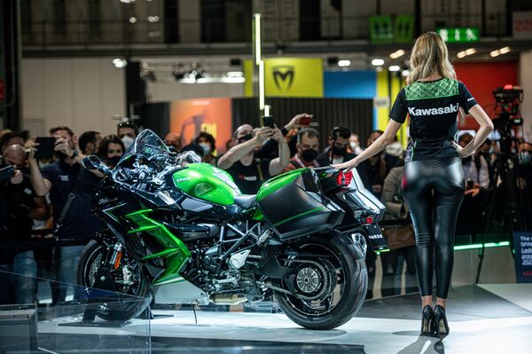 Người mẫu trong buổi giới thiệu mô tô Kawasaki Ninja H2SXSE tại Triển lãm xe hai bánh quốc tế lần thứ 78 ở Milan - Sputnik Việt Nam