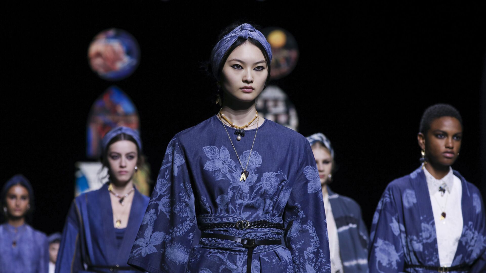 Người mẫu Dior catwalk trên nền nhạc dân gian Italy  Thời trang  Việt  Giải Trí