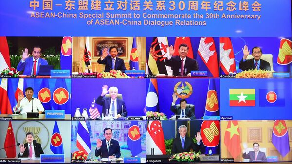 Lãnh đạo các nước ASEAN và Chủ tịch Trung Quốc Tập Cận Bình trên màn hình trong cuộc họp trực tuyến
Hội nghị cấp cao đặc biệt ASEAN-Trung Quốc - Sputnik Việt Nam