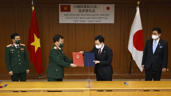 Thượng tướng Hoàng Xuân Chiến và ông Akihiro tại buổi ký kết - Sputnik Việt Nam